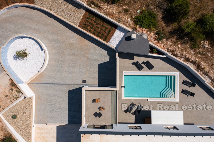 Nově postavená vila s výhledem na bazén a moře