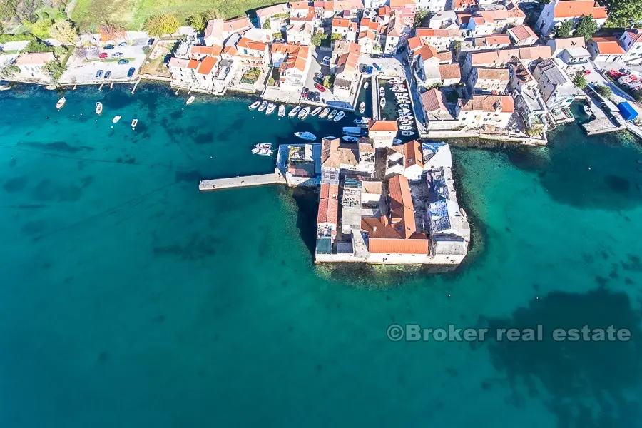 Kamena kuća uz more, na prodaju