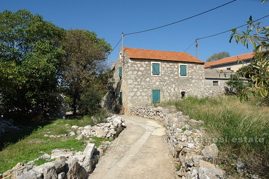 Samostatný kamenný dům k rekonstrukci, k prodeji