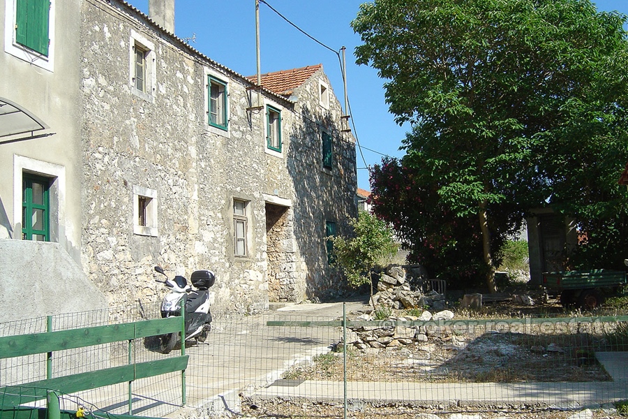 Fristående stenhus för renovering, till salu