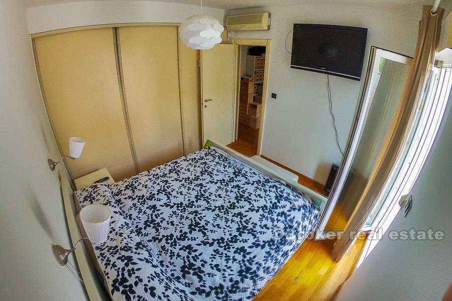 Appartamento arredato con tre camere da letto, in vendita