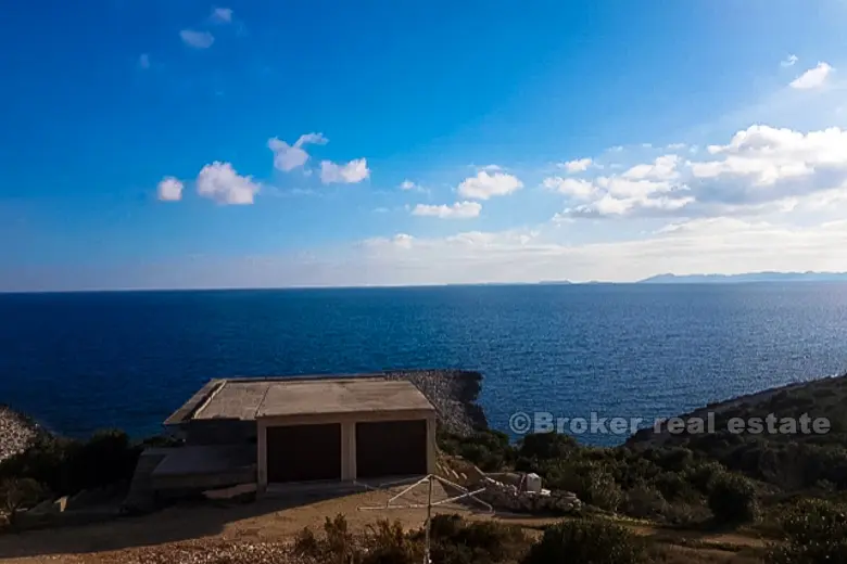 Une maison inachevée près de la mer, en vente
