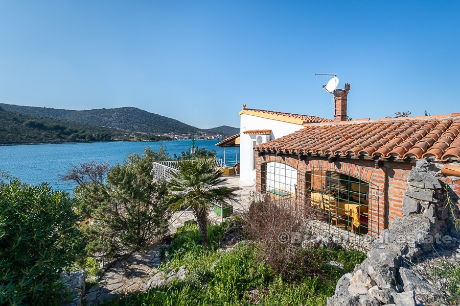Charming house first row to the sea, for sale