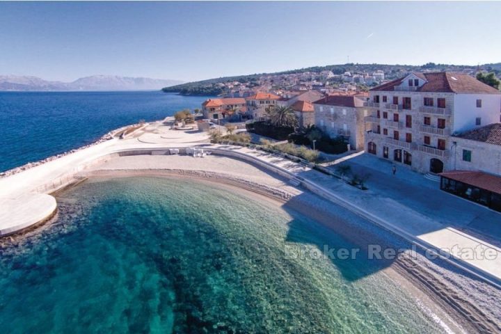 Three-bedroom apartment first row to the sea