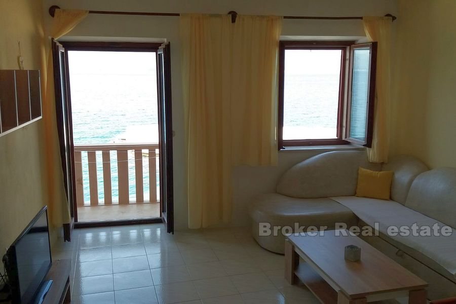 Three-bedroom apartment first row to the sea