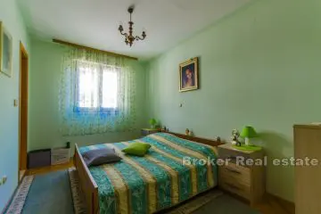 Spacious and sunny apartment overlooking the sea, Meje