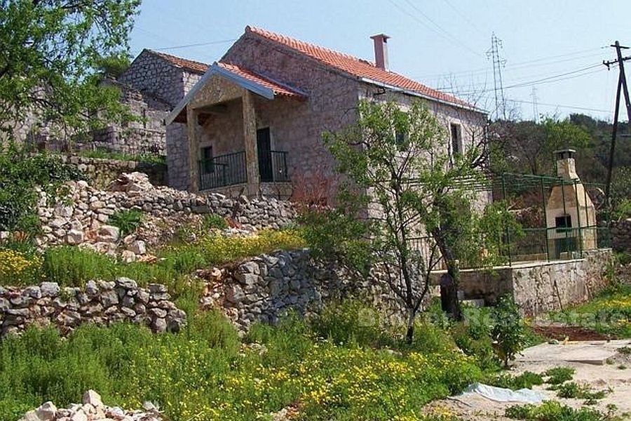 Odnowiony dom z kamienia w małej wiosce