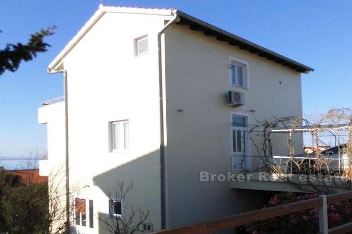 Detached house with sea view