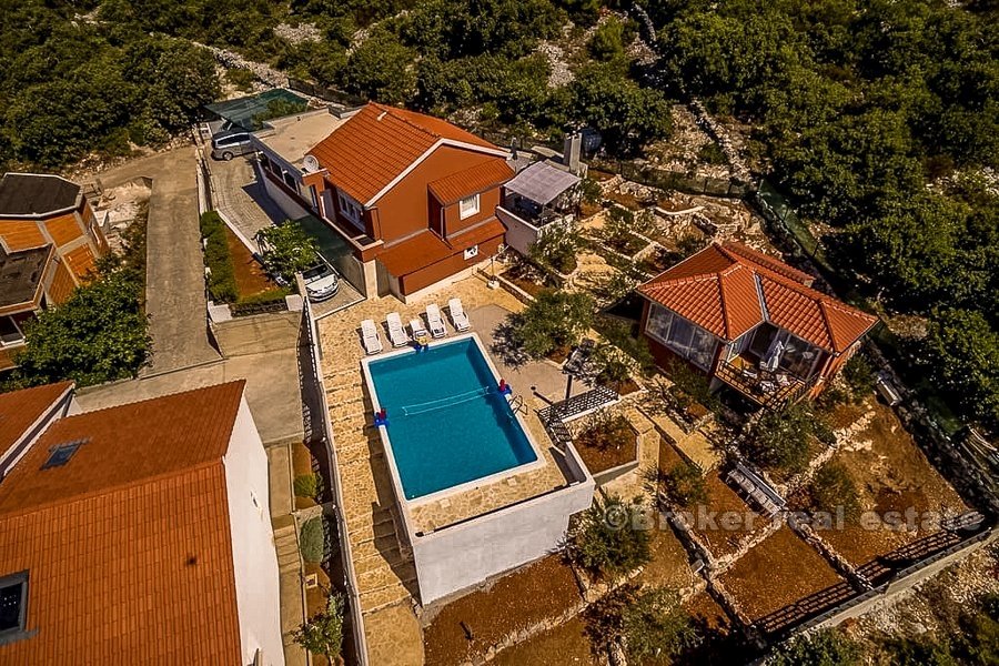 Deux maisons avec piscine, à vendre