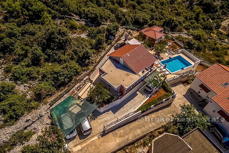Deux maisons avec piscine, à vendre
