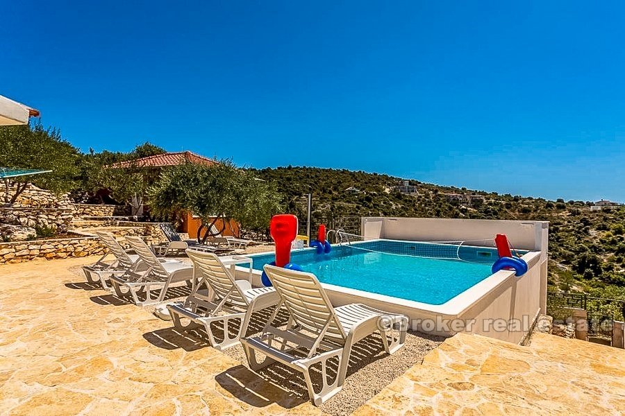 Two houses with swimming pool, for sale