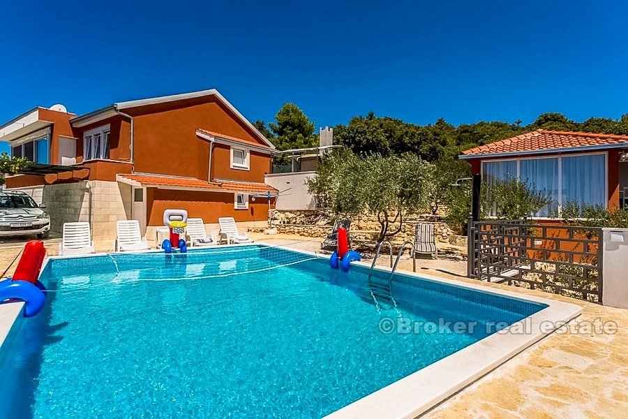Two houses with swimming pool, for sale
