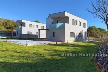 Newly built house with pool, for sale