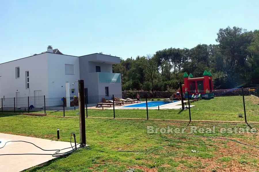 Nově postavený dům s bazénem, ​​na prodej