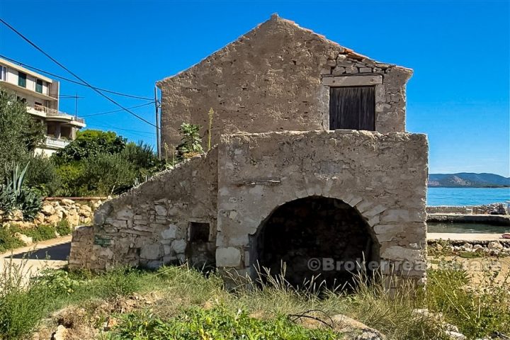 Stone house by the sea, for renovation