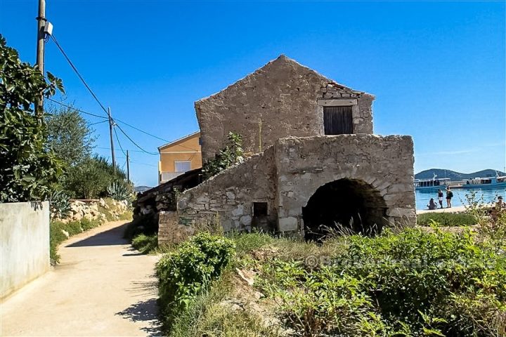 Stone house by the sea, for renovation