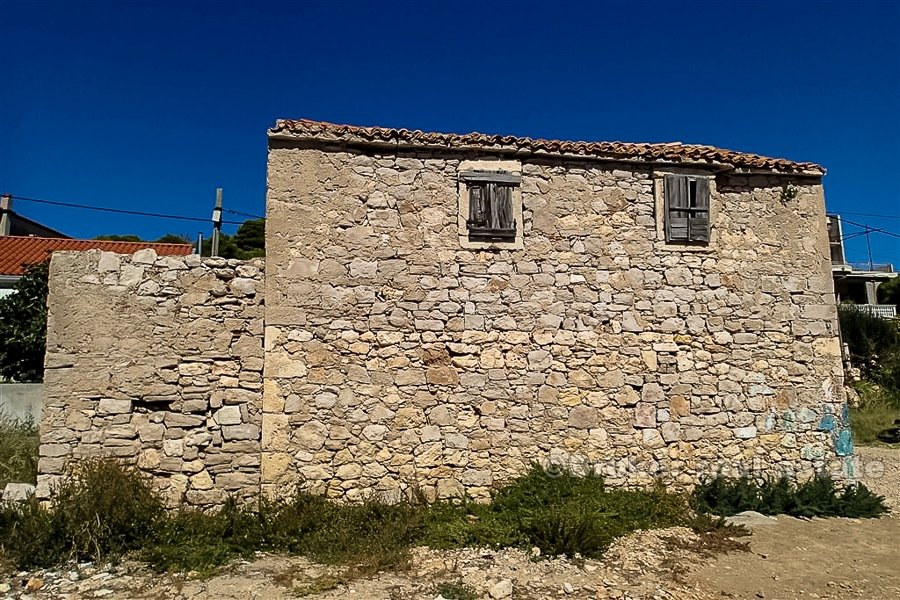 Kamena kuća za renovaciju uz more, na prodaju