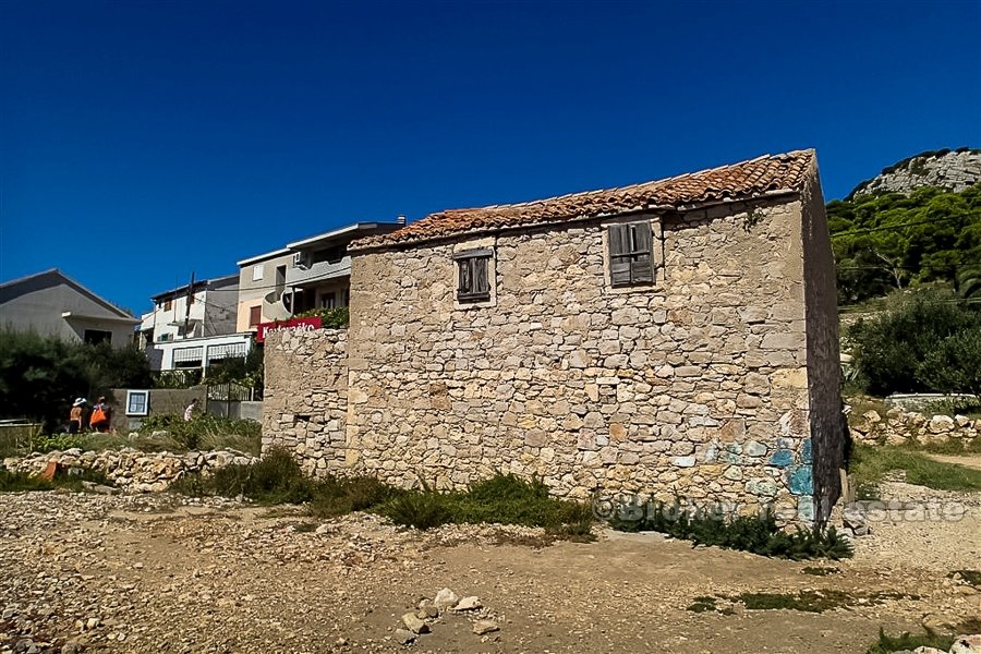 Casa in pietra vicino al mare, da ristrutturare