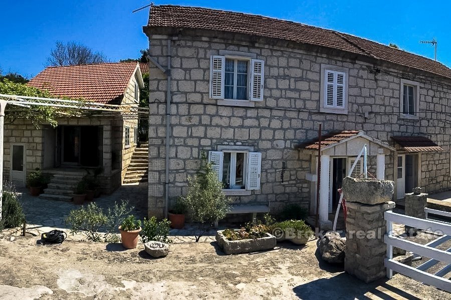 Tre case di pietra, in vendita