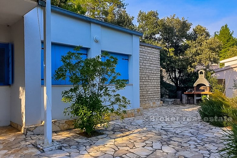 House on a plot of 2809 m2, by the sea