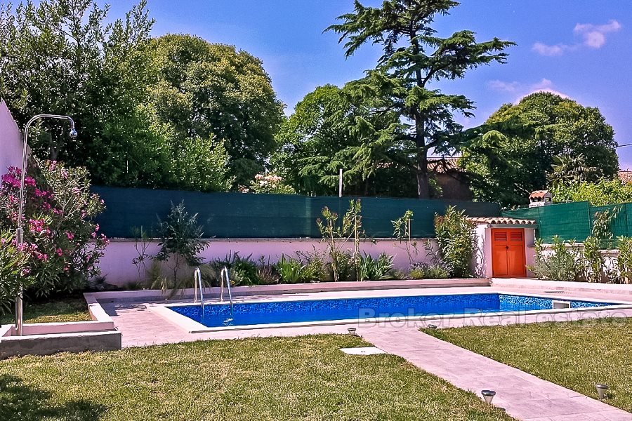 Casa ristrutturata con piscina, in vendita
