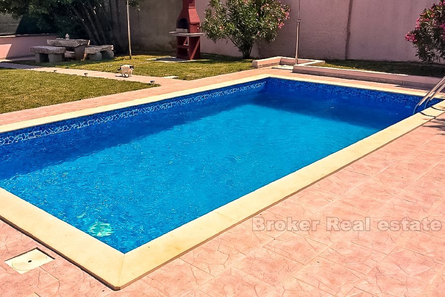 Casa ristrutturata con piscina, in vendita