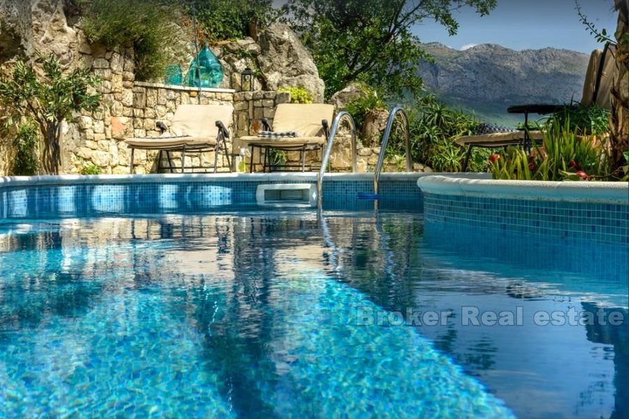 Villa elegante con piscina e vista mare