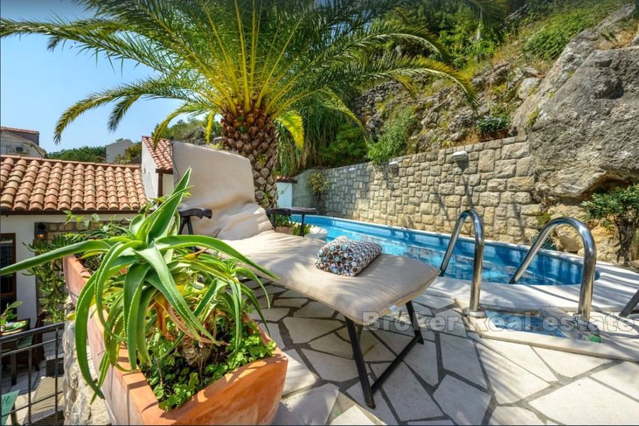 Elégante villa avec piscine et vue mer
