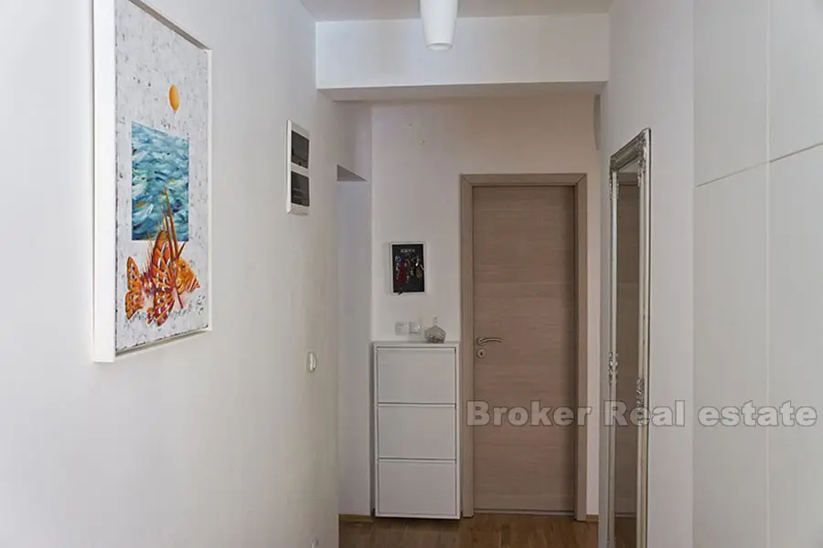To-roms leilighet i en liten bygning