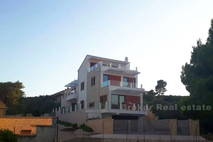 Nybyggd, fristående villa med utsikt över havet