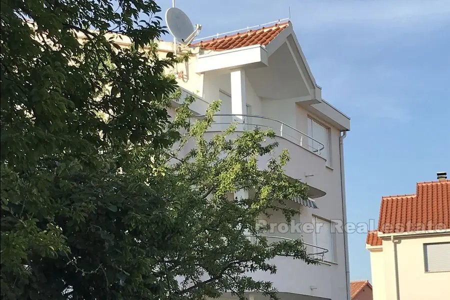 To-roms leilighet i en liten bygning