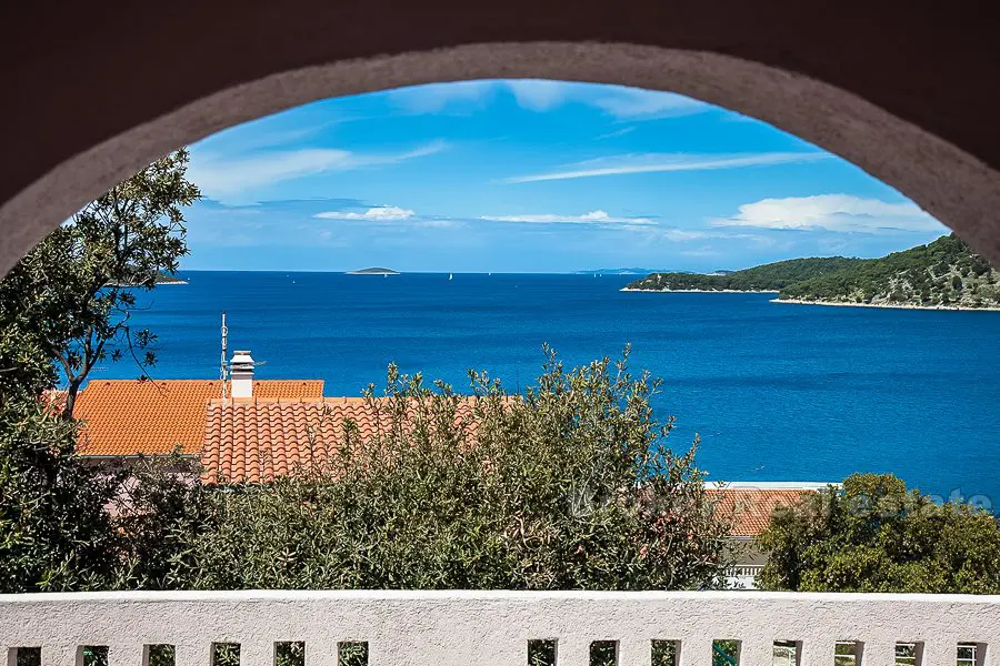 Casa indipendente con una bellissima vista sul mare, in vendita