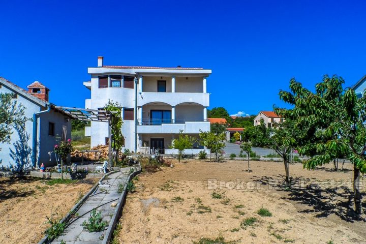 Detached house with a large garden, for sale