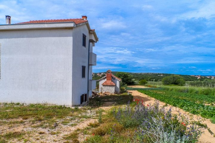 Detached house with a large garden, for sale