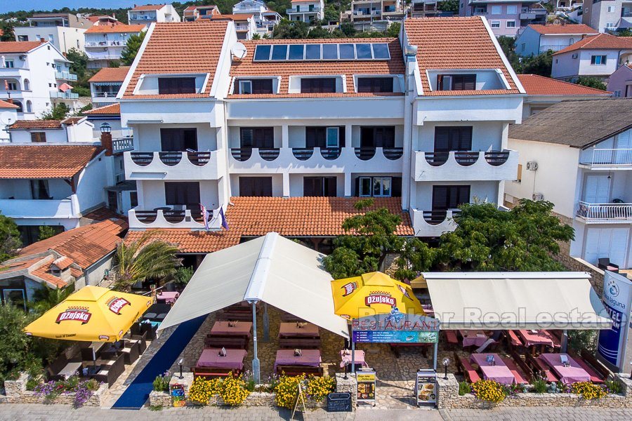 Hotell med 18 rom, ved sjøen
