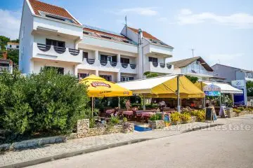 Hotel with 18 rooms, seafront