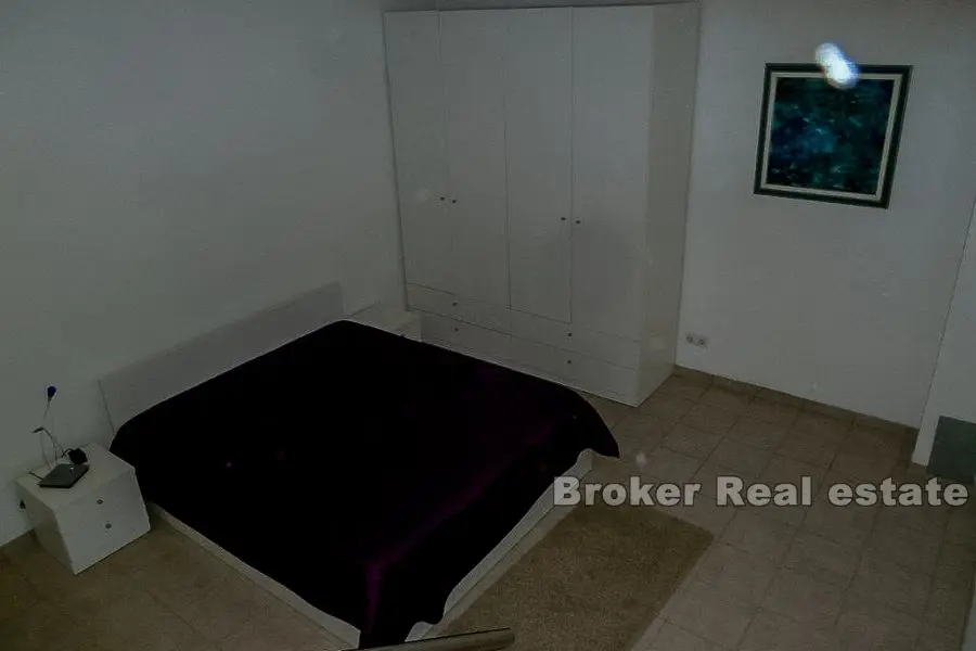 Appartement de deux étages, entièrement meublé, à vendre