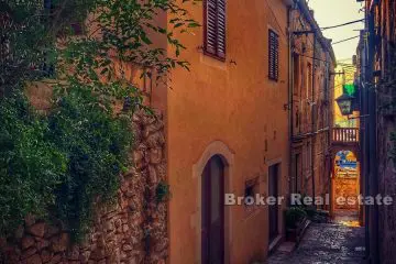 Interesting property in the heart of the old town, for sale