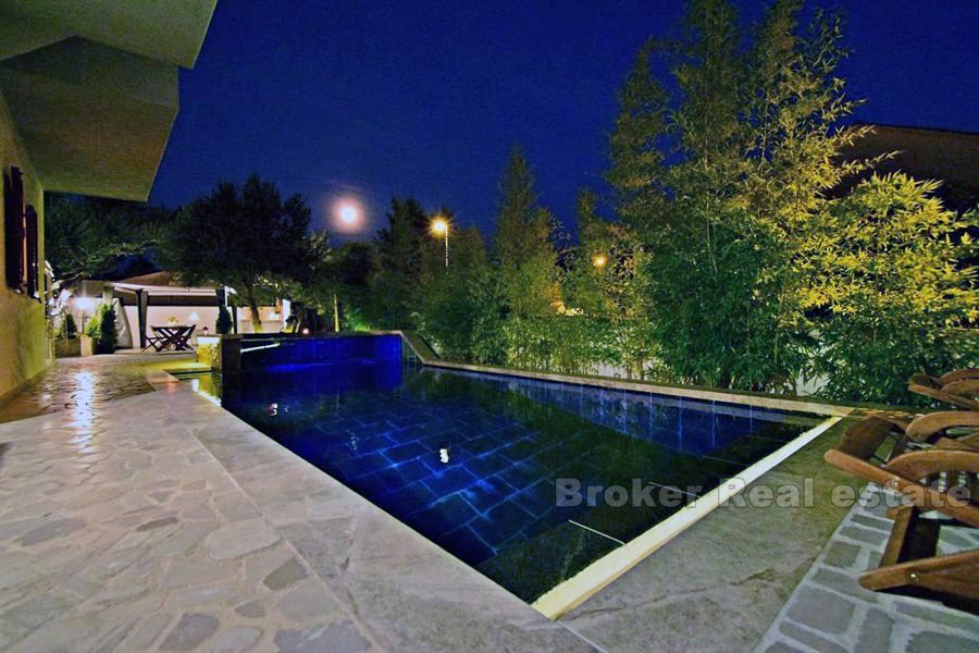 Detached house with swimming pool