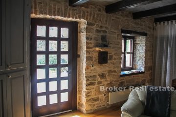 Detached stone house in a quiet location, for sale