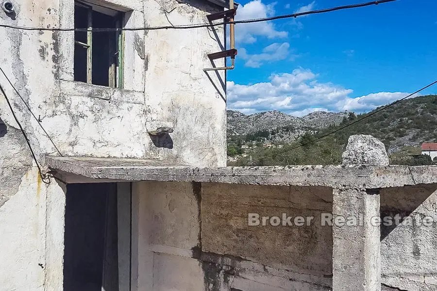 Bliźniak zniszczony kamienny dom, na sprzedaż