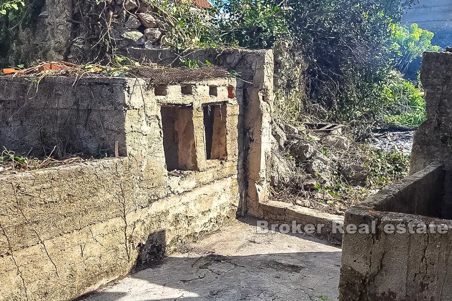 Semi-detached ruined stone house, for sale