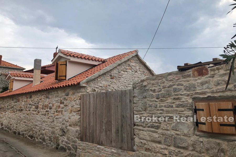 Due case in pietra in vendita