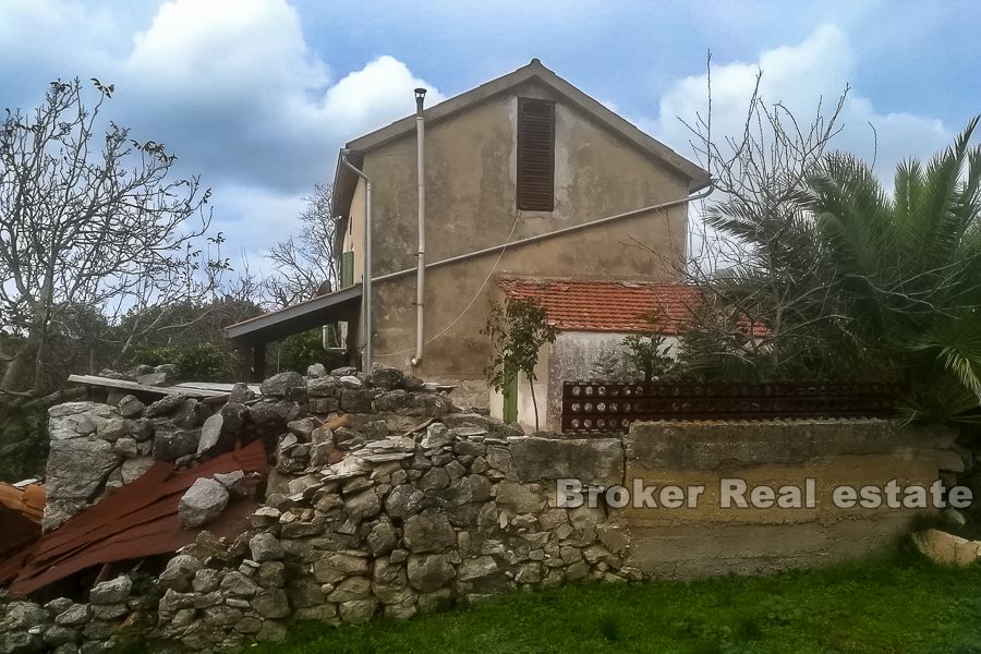 Semi-detached house and agricultural land for sale