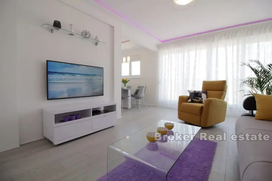 Moderne møblert to-roms leilighet til salgs