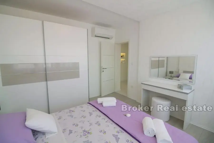 Moderno appartamento arredato con due camere da letto, in vendita