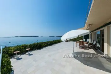 Beautiful house in first row to the sea