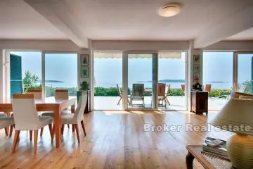 Beautiful house in first row to the sea