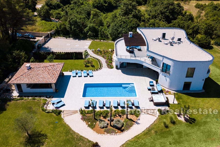 Modern, vacker villa med pool