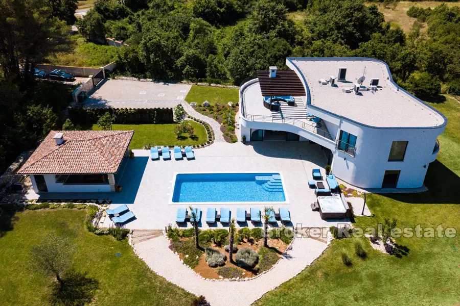 Bella villa moderna con piscina